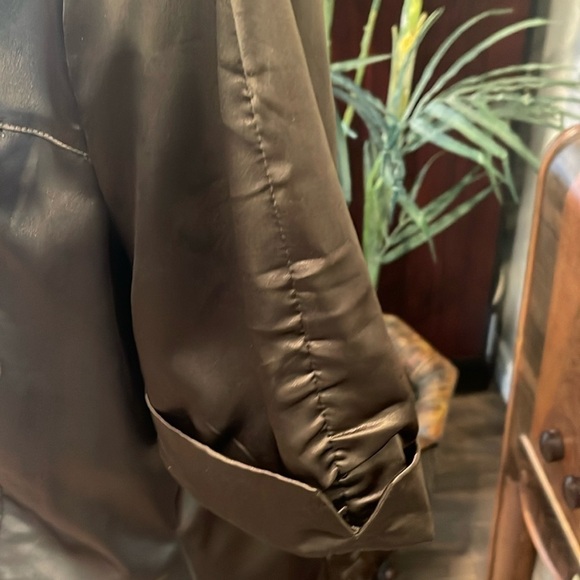 le Chateau XXL Olive brown shiny runched cuffed short sleeve blouse - Picture 4 of 7